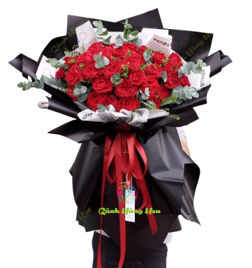 Bó hoa hồng đỏ gói giấy đen sang trọng